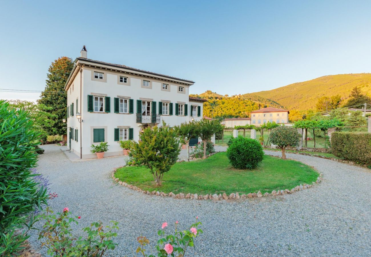 Villa a Vorno - Villa Magnolie, a 5 bedrooms Traditional Villa in Lucca with Private Garden in the Hamlet of Vorno