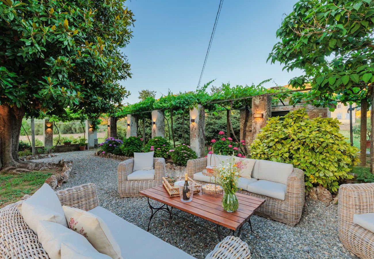 Villa a Vorno - Villa Magnolie, a 5 bedrooms Traditional Villa in Lucca with Private Garden in the Hamlet of Vorno