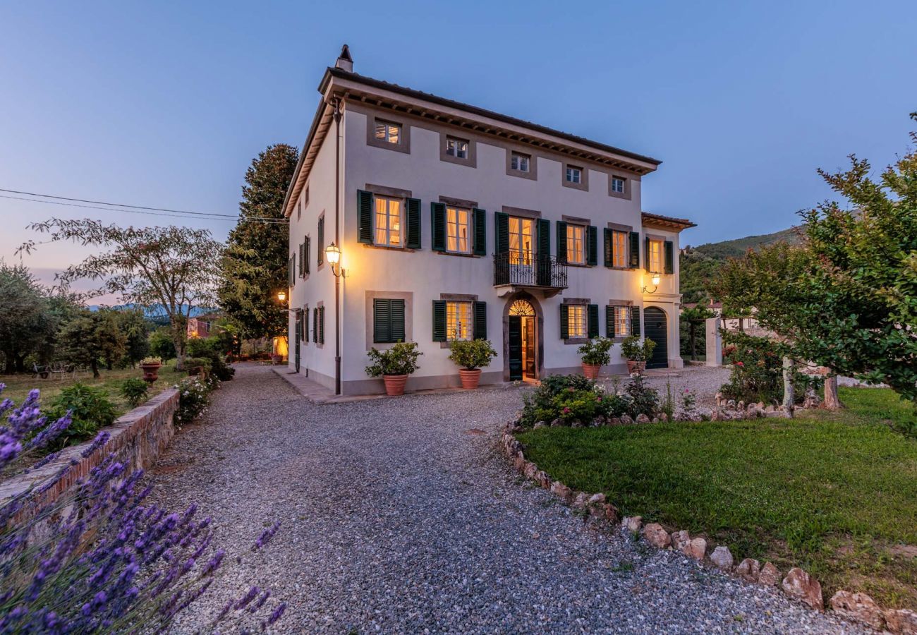 Villa a Vorno - Villa Magnolie, a 5 bedrooms Traditional Villa in Lucca with Private Garden in the Hamlet of Vorno