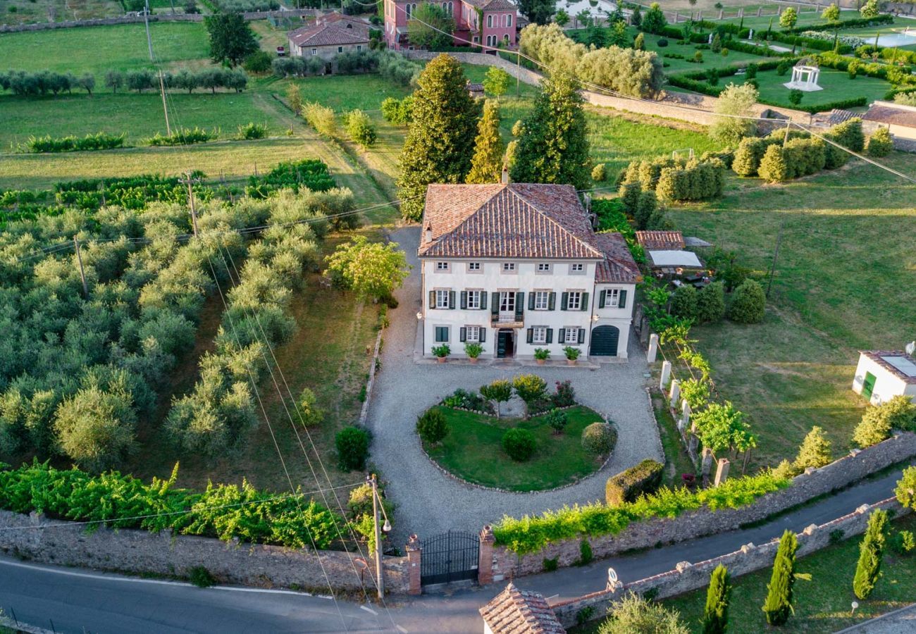 Villa a Vorno - Villa Magnolie, a 5 bedrooms Traditional Villa in Lucca with Private Garden in the Hamlet of Vorno