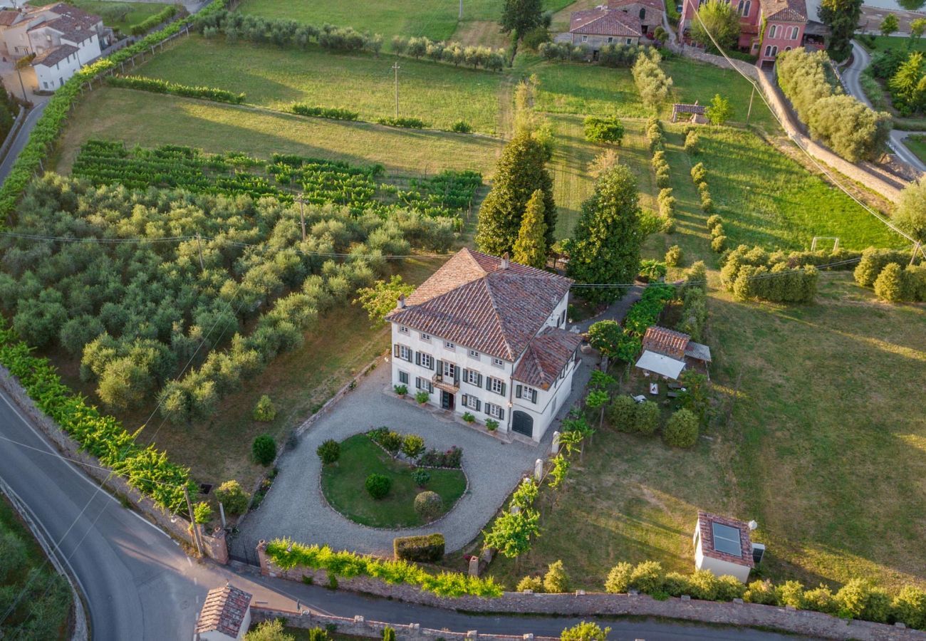 Villa a Vorno - Villa Magnolie, a 5 bedrooms Traditional Villa in Lucca with Private Garden in the Hamlet of Vorno
