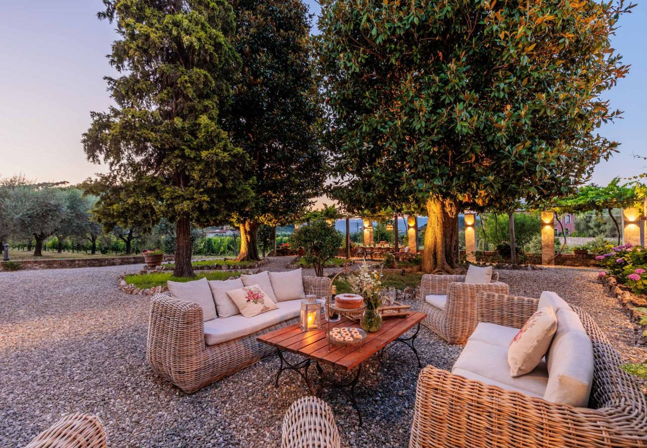 Villa a Vorno - Villa Magnolie, a 5 bedrooms Traditional Villa in Lucca with Private Garden in the Hamlet of Vorno