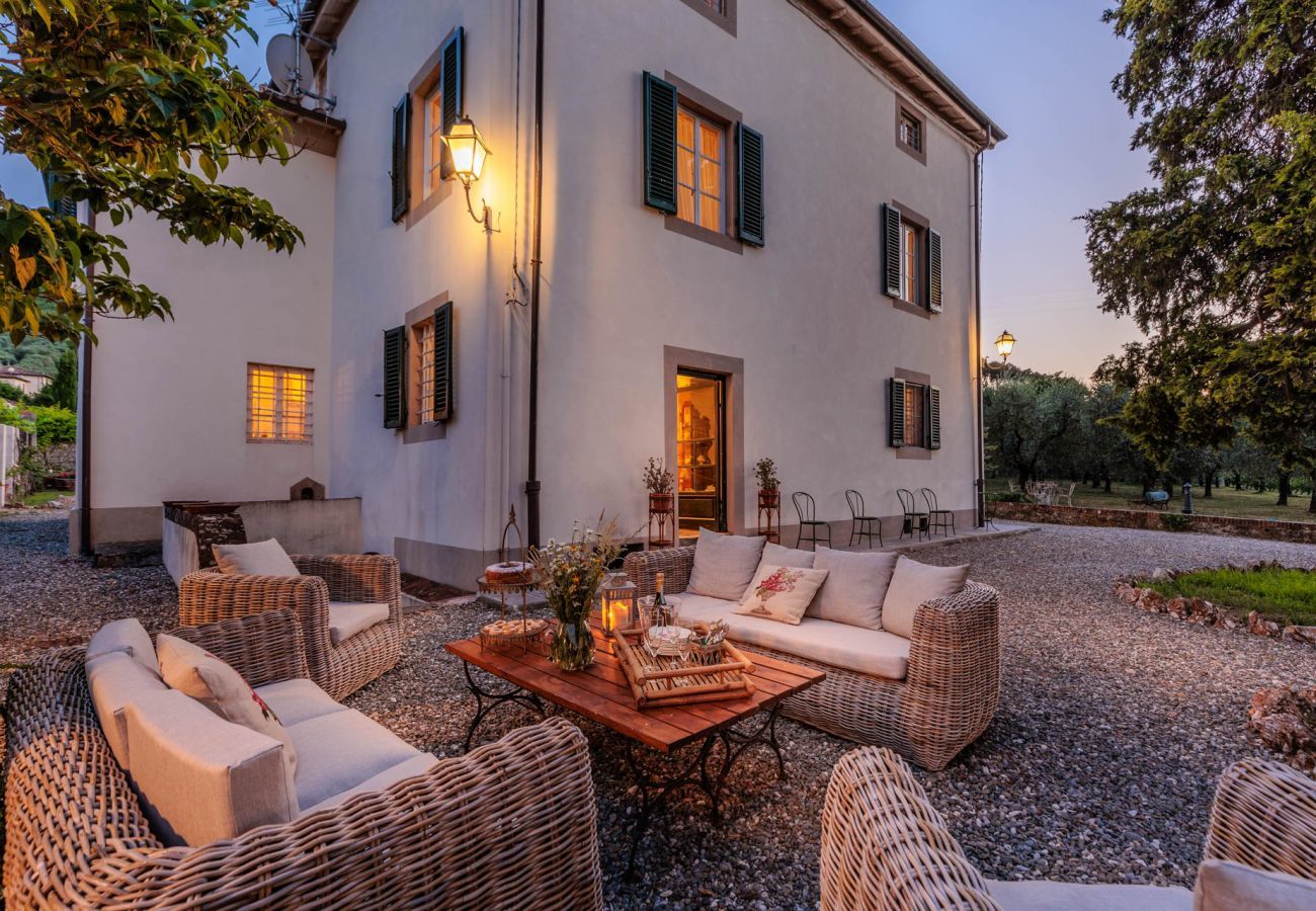 Villa a Vorno - Villa Magnolie, a 5 bedrooms Traditional Villa in Lucca with Private Garden in the Hamlet of Vorno