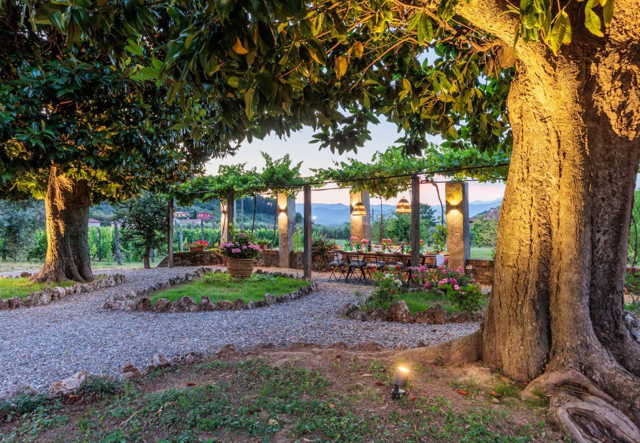 Villa a Vorno - Villa Magnolie, a 5 bedrooms Traditional Villa in Lucca with Private Garden in the Hamlet of Vorno