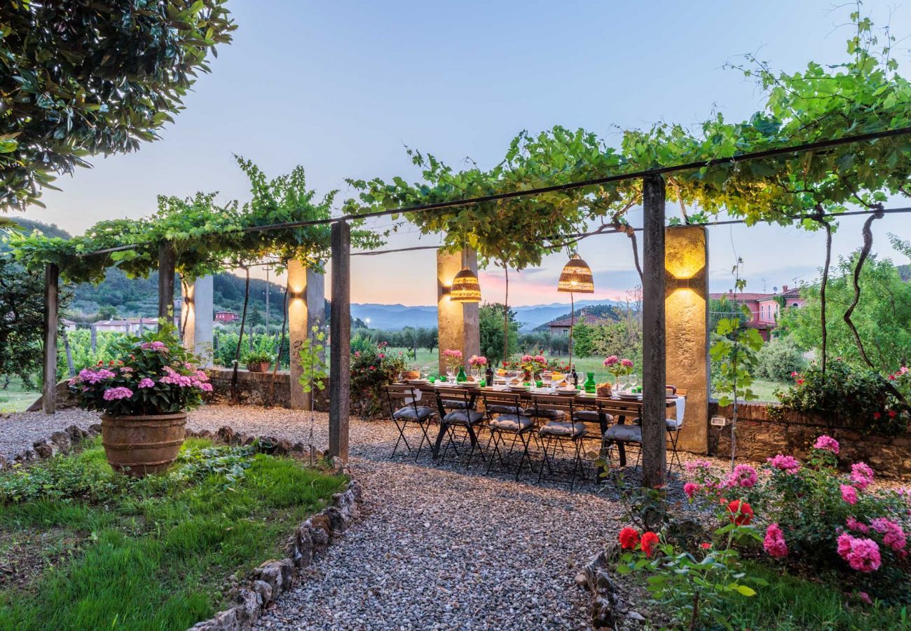 Villa a Vorno - Villa Magnolie, a 5 bedrooms Traditional Villa in Lucca with Private Garden in the Hamlet of Vorno