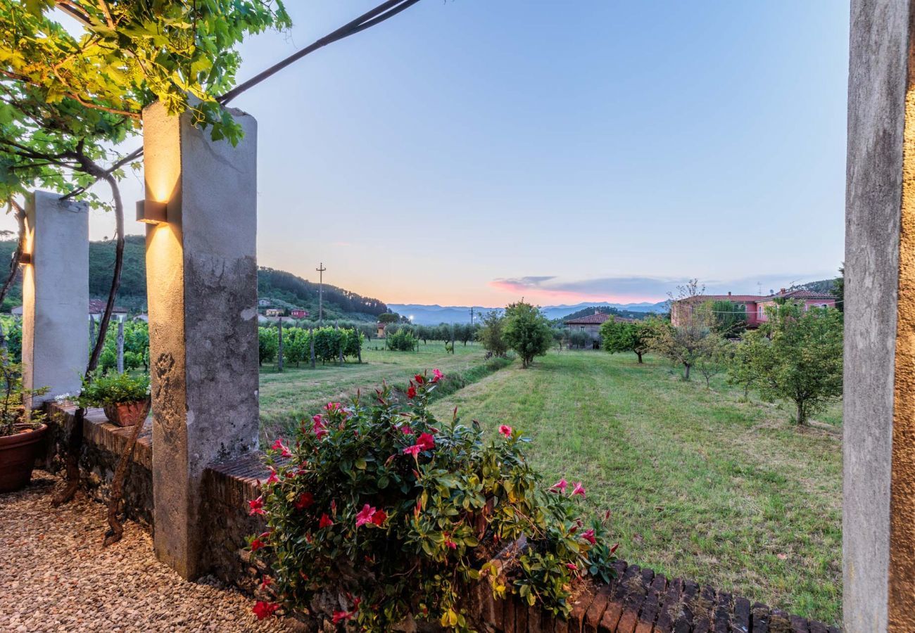 Villa a Vorno - Villa Magnolie, a 5 bedrooms Traditional Villa in Lucca with Private Garden in the Hamlet of Vorno