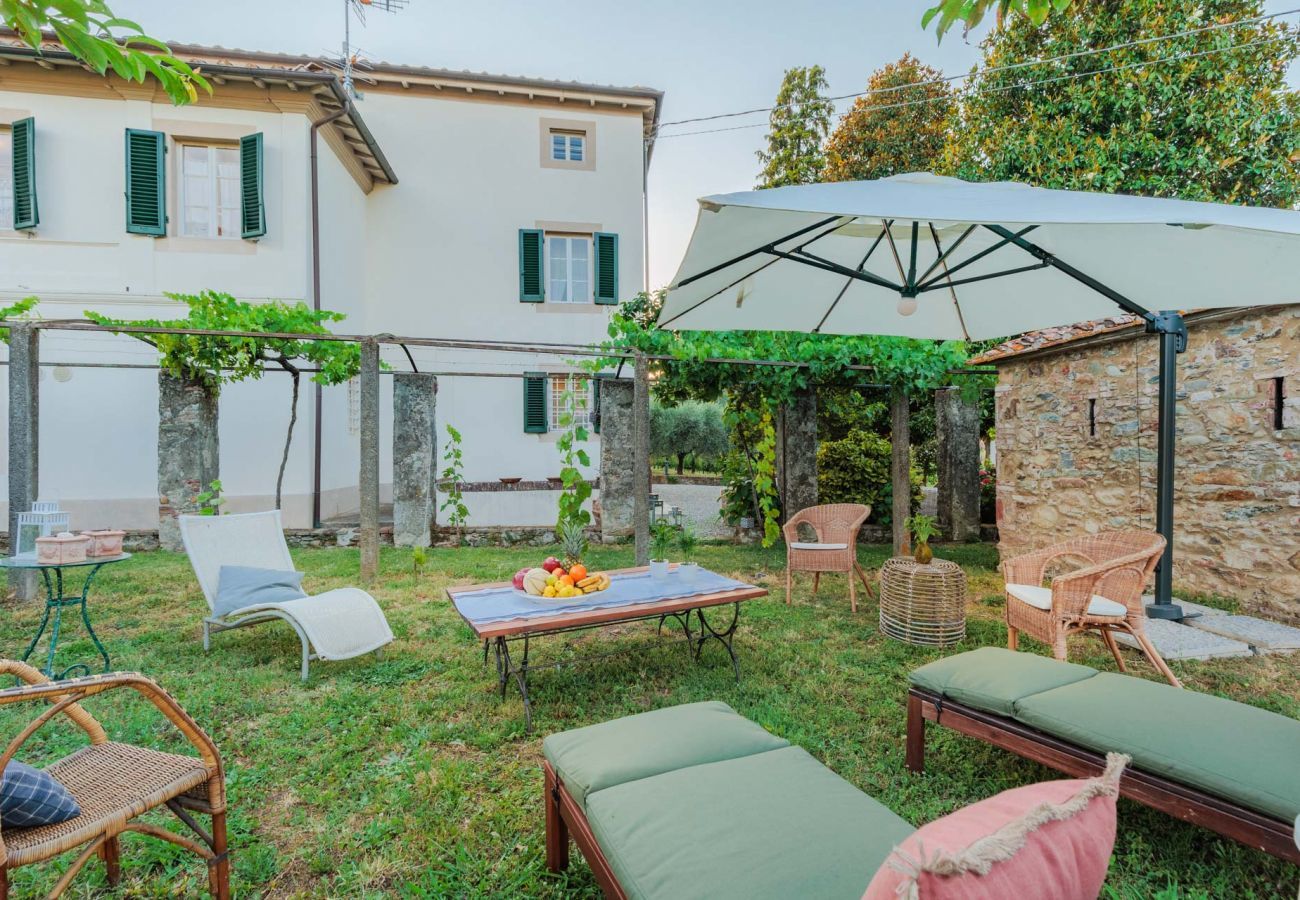 Villa a Vorno - Villa Magnolie, a 5 bedrooms Traditional Villa in Lucca with Private Garden in the Hamlet of Vorno