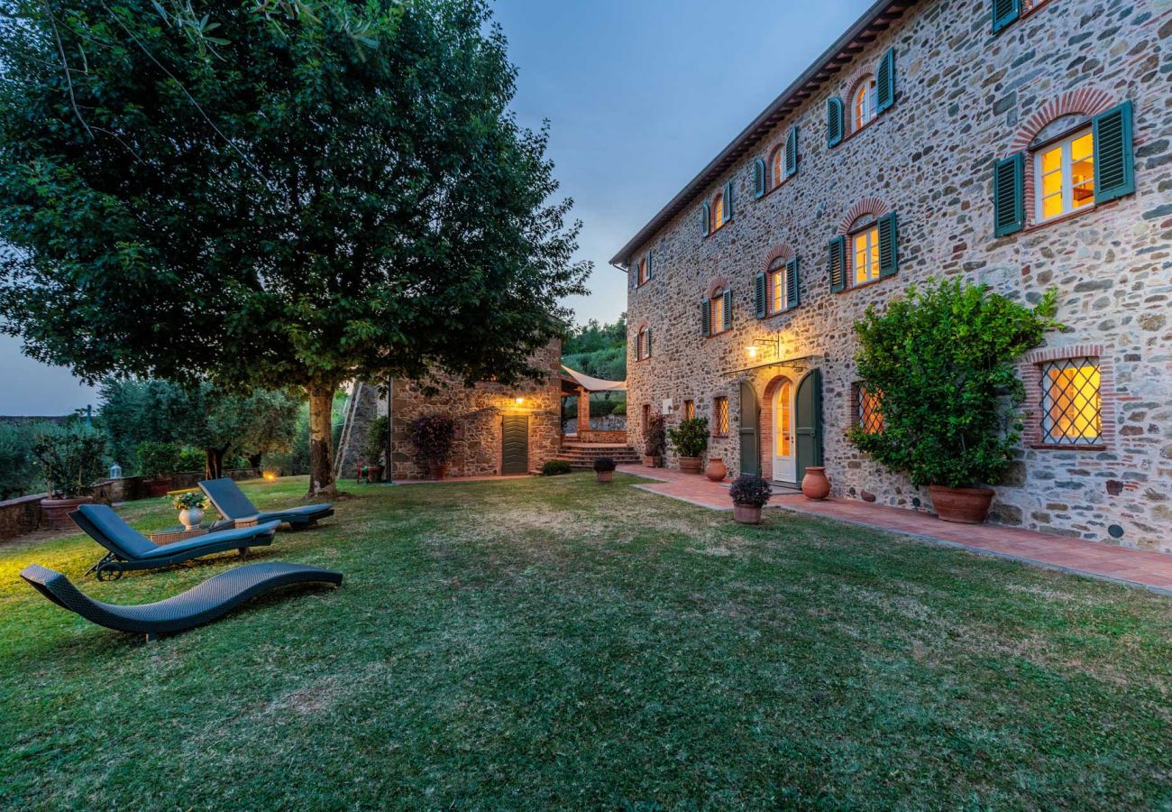 Villa a Lucca - Villa Rapondi, a stone farmhouse with incredible view and private jucuzzi hot tub in Lucca