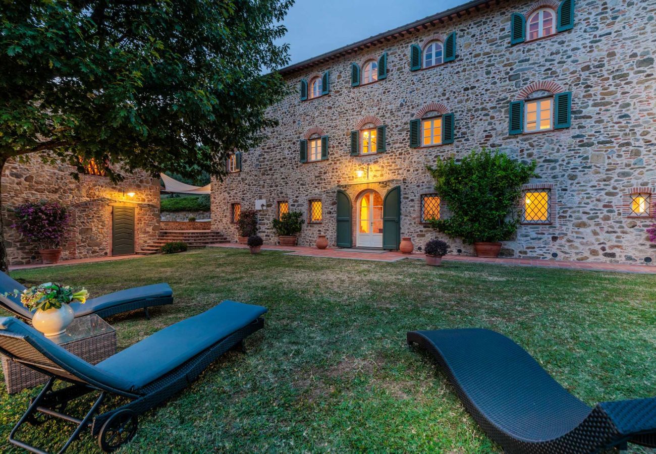 Villa a Lucca - Villa Rapondi, a stone farmhouse with incredible view and private jucuzzi hot tub in Lucca