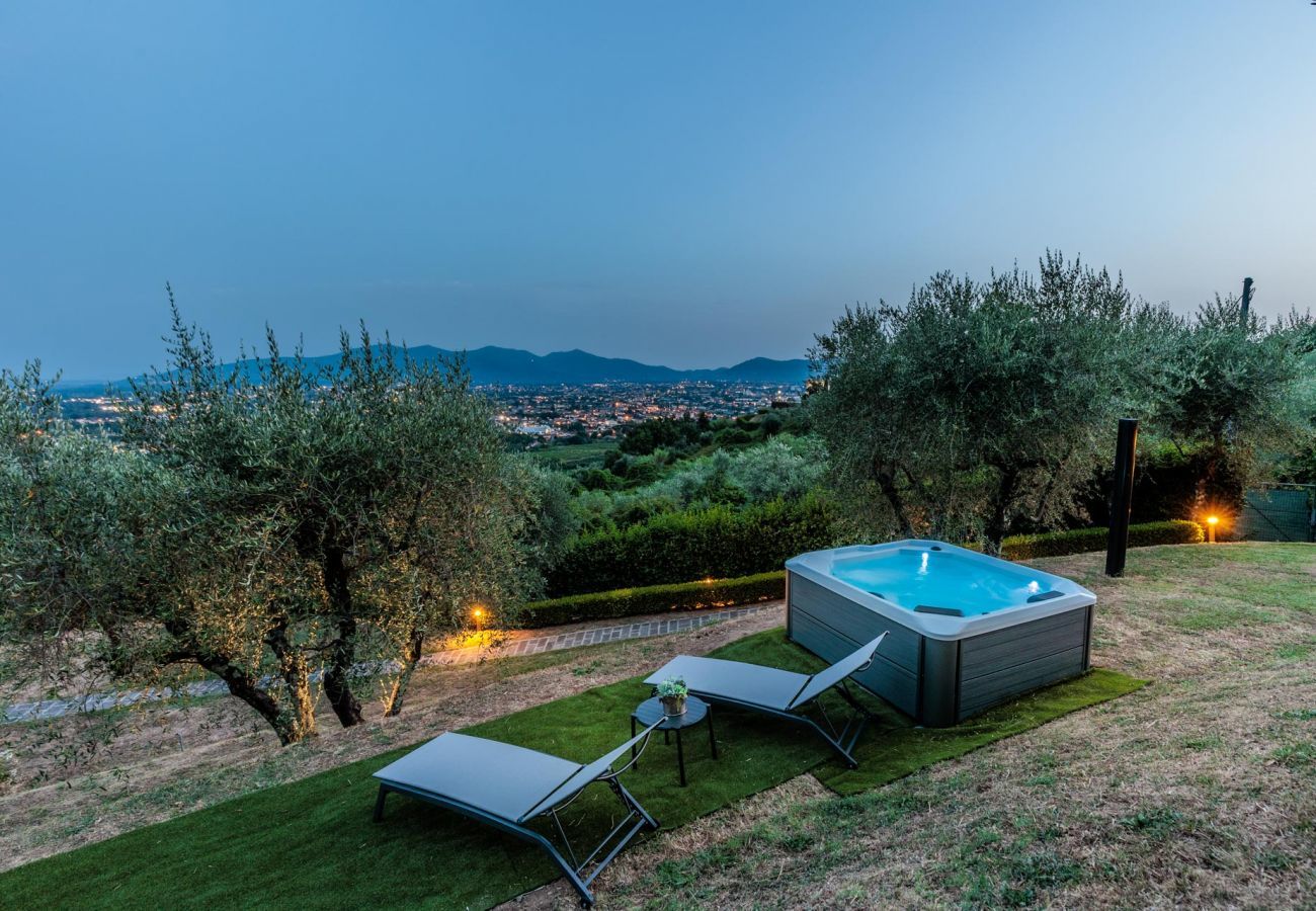 Villa a Lucca - Villa Rapondi, a stone farmhouse with incredible view and private jucuzzi hot tub in Lucca