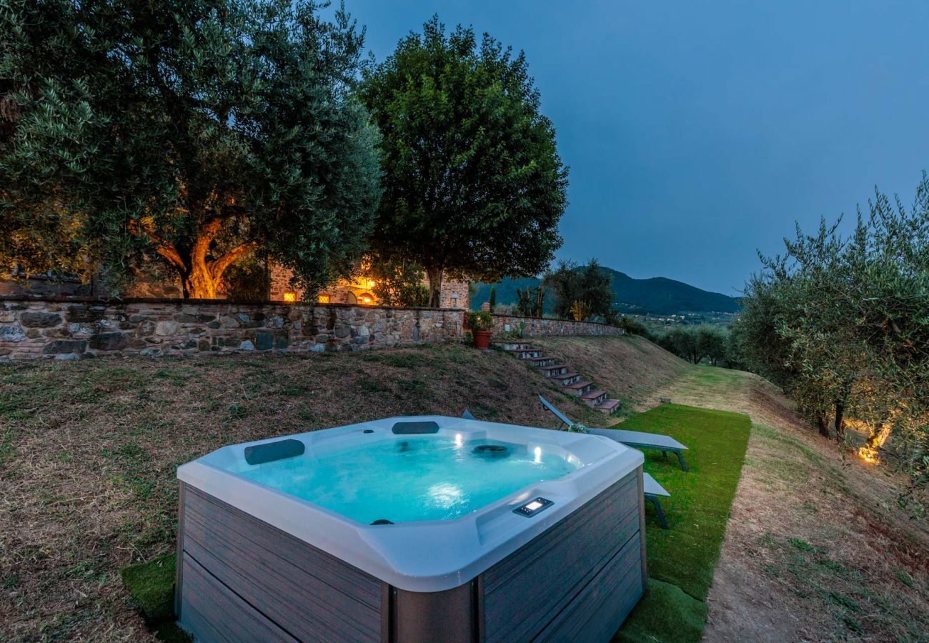 Villa a Lucca - Villa Rapondi, a stone farmhouse with incredible view and private jucuzzi hot tub in Lucca