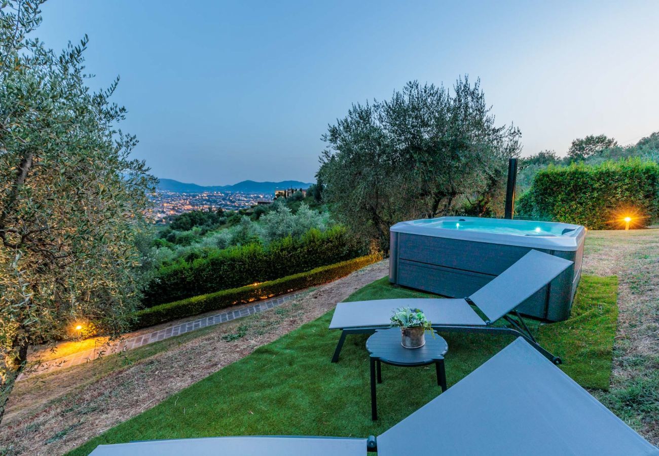 Villa a Lucca - Villa Rapondi, a stone farmhouse with incredible view and private jucuzzi hot tub in Lucca