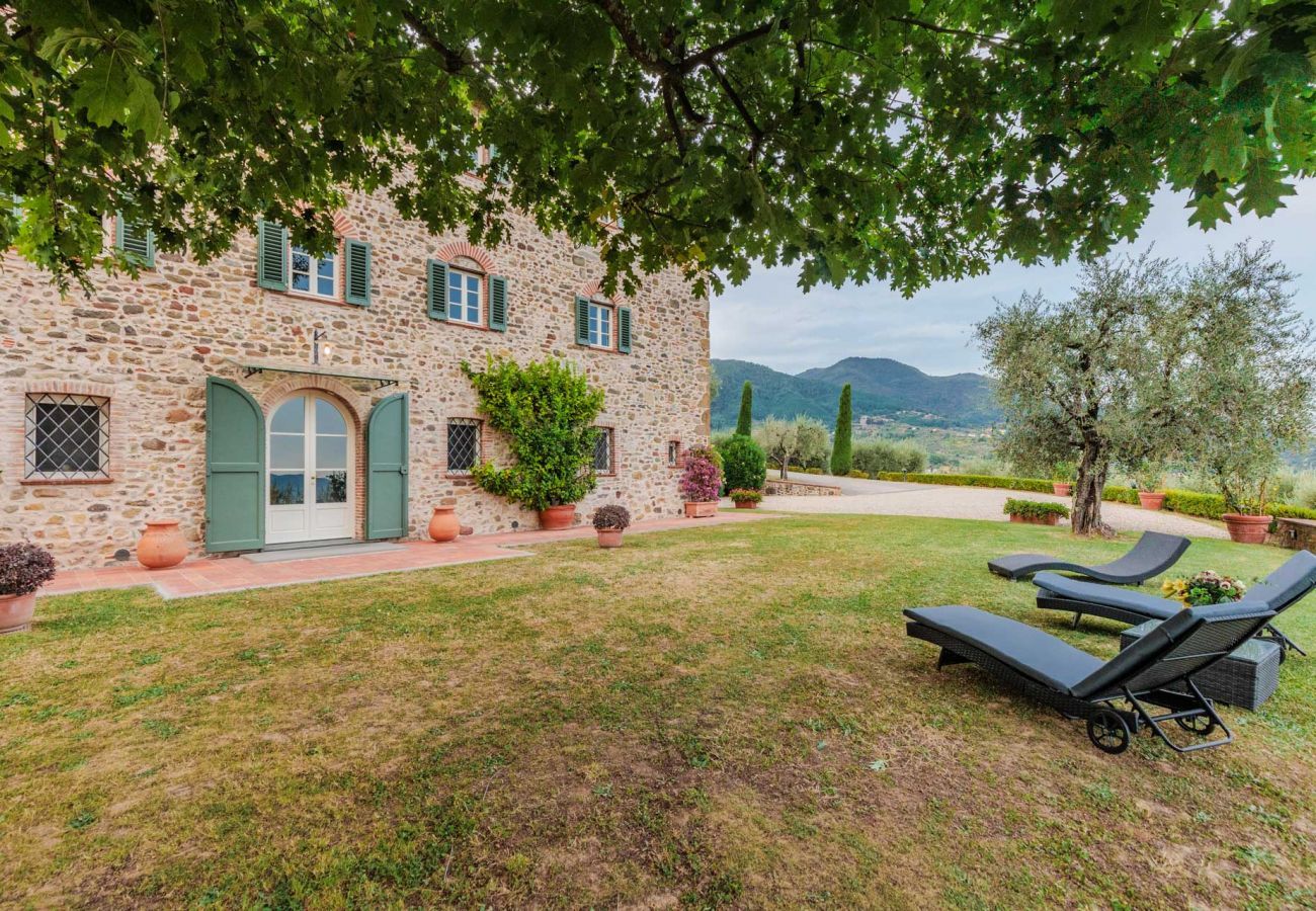 Villa a Lucca - Villa Rapondi, a stone farmhouse with incredible view and private jucuzzi hot tub in Lucca