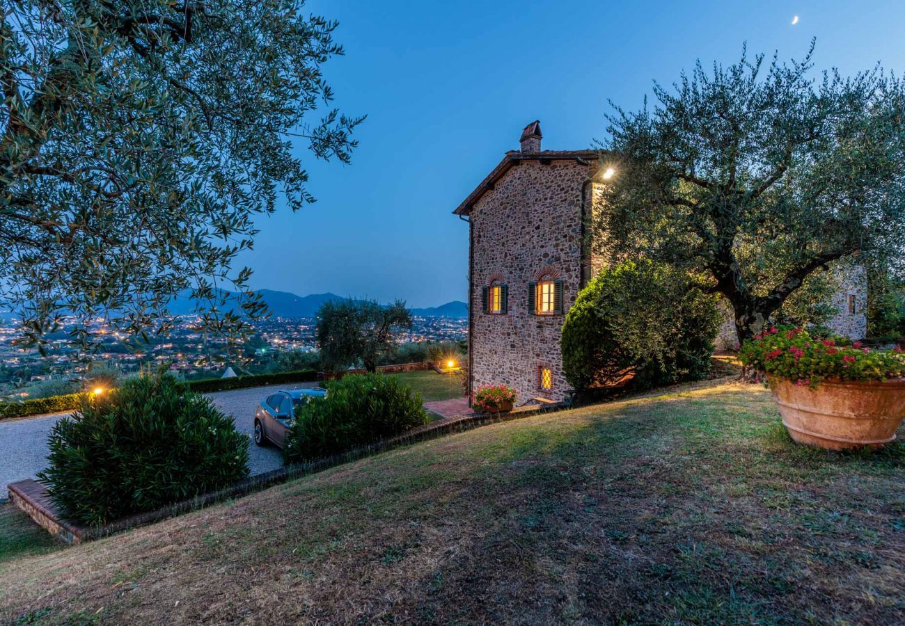 Villa a Lucca - Villa Rapondi, a stone farmhouse with incredible view and private jucuzzi hot tub in Lucca