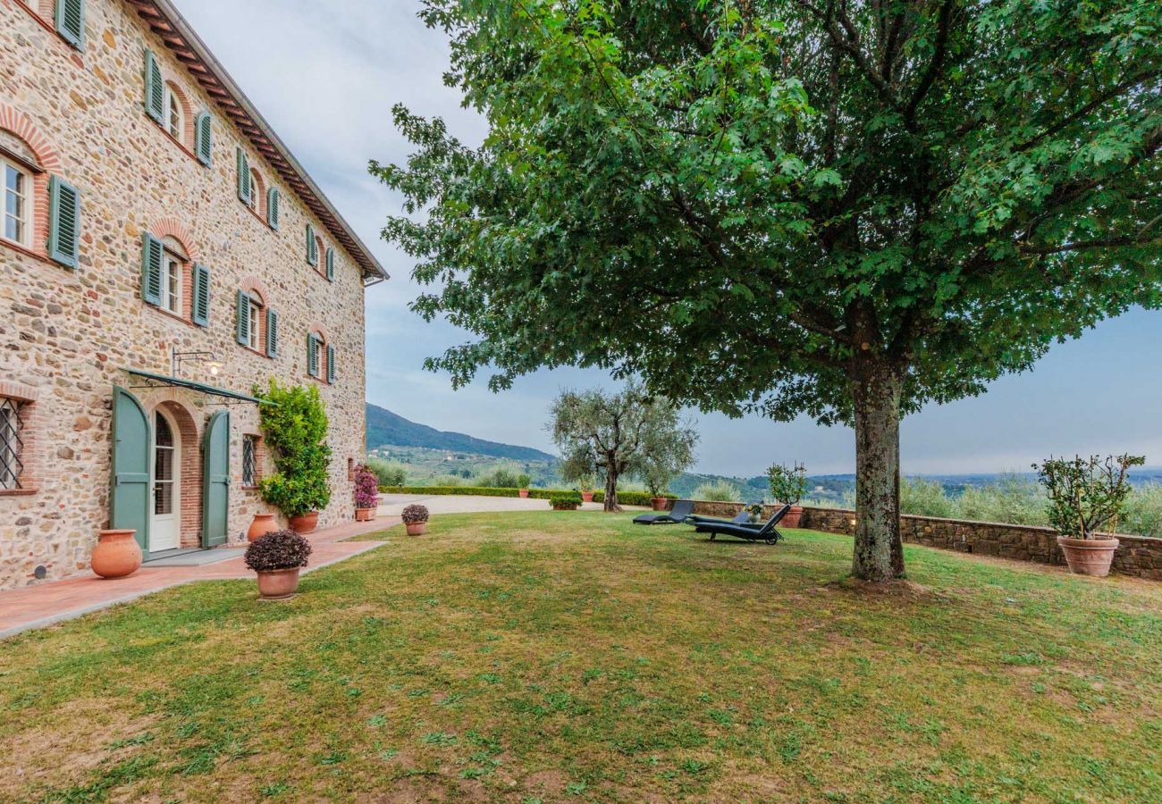 Villa a Lucca - Villa Rapondi, a stone farmhouse with incredible view and private jucuzzi hot tub in Lucca