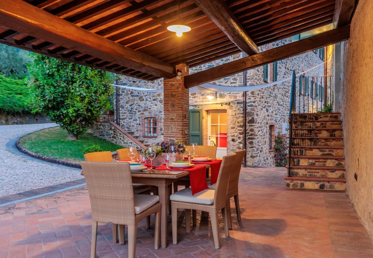 Villa a Lucca - Villa Rapondi, a stone farmhouse with incredible view and private jucuzzi hot tub in Lucca