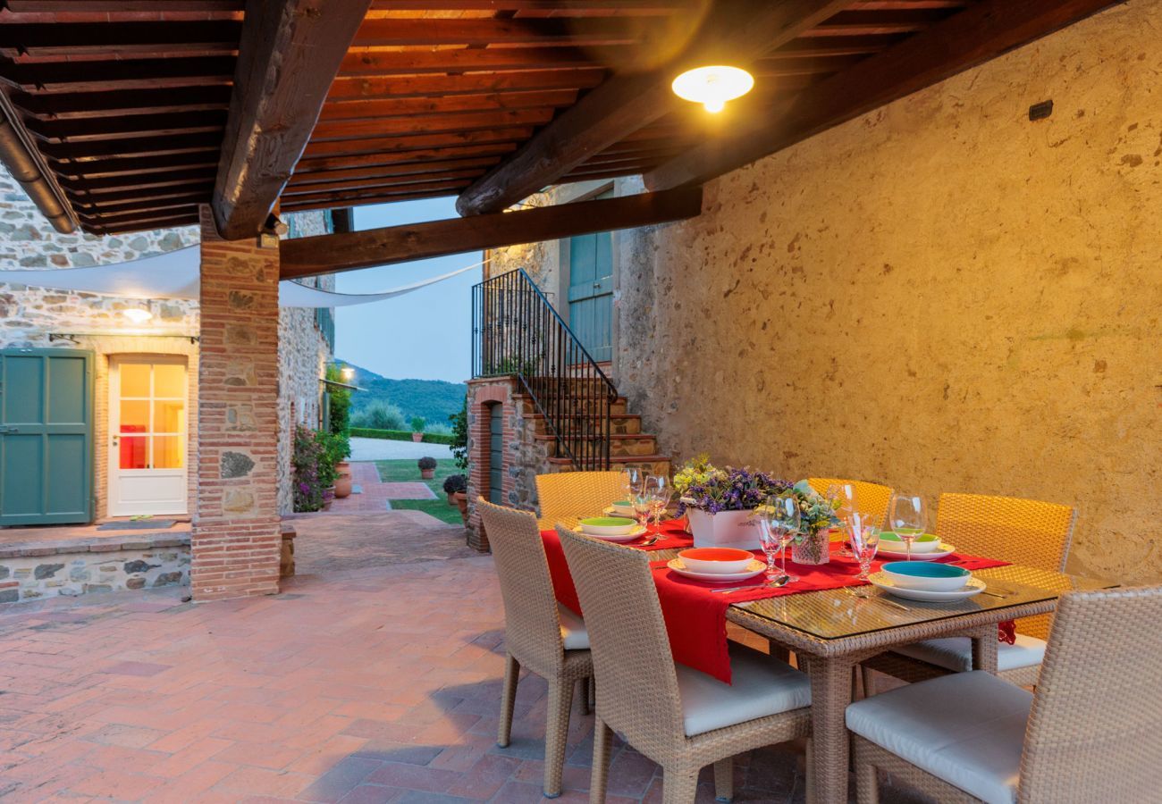 Villa a Lucca - Villa Rapondi, a stone farmhouse with incredible view and private jucuzzi hot tub in Lucca