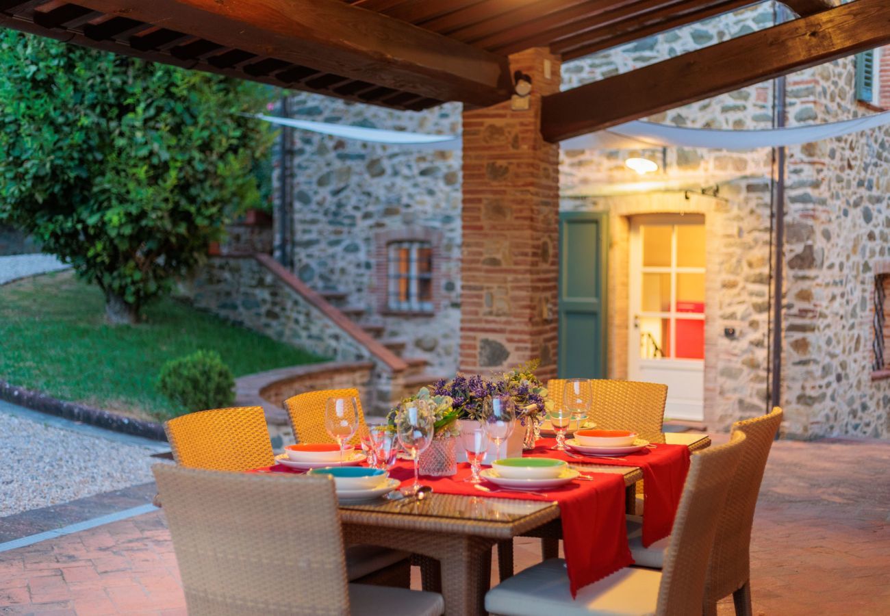 Villa a Lucca - Villa Rapondi, a stone farmhouse with incredible view and private jucuzzi hot tub in Lucca