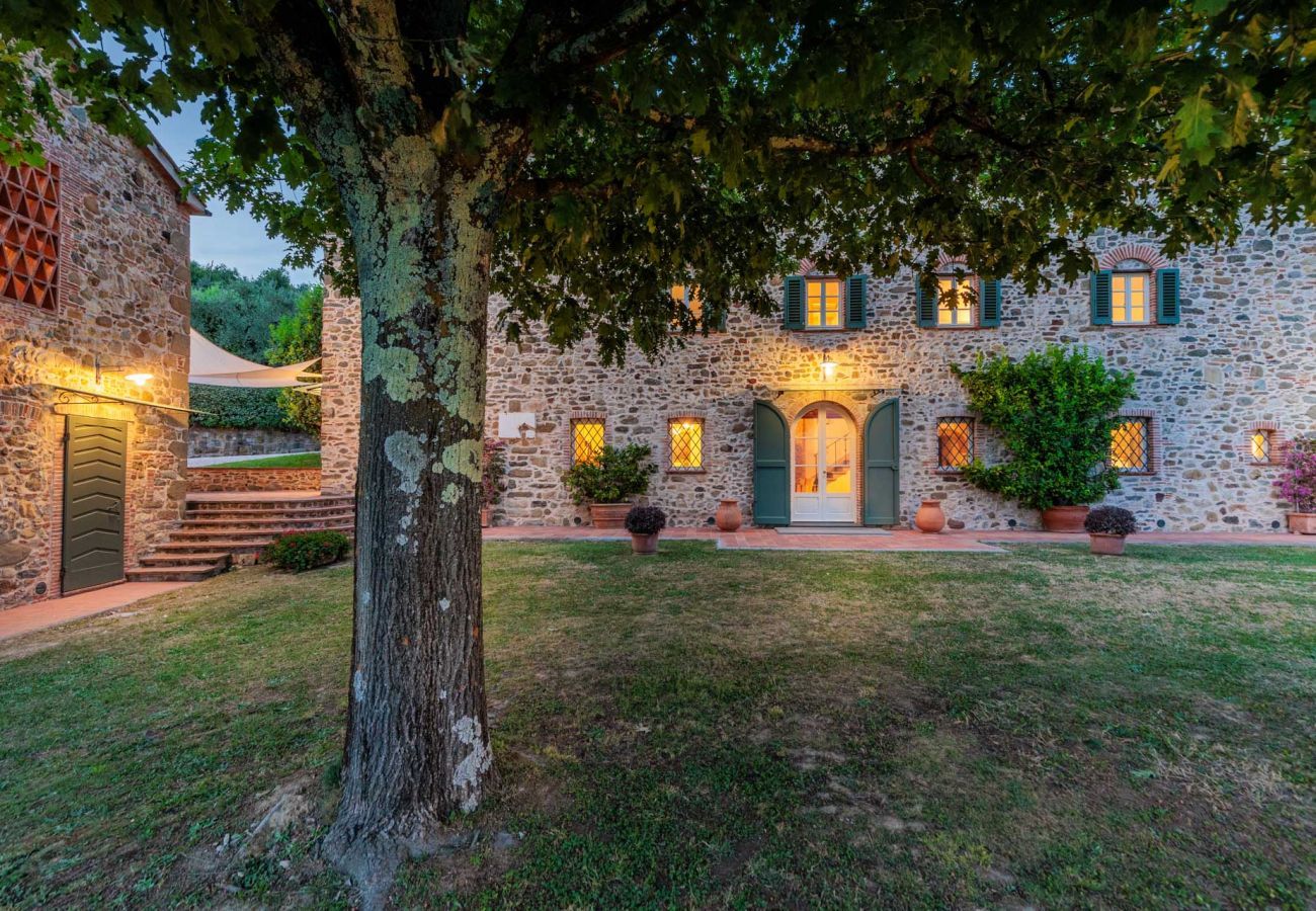 Villa a Lucca - Villa Rapondi, a stone farmhouse with incredible view and private jucuzzi hot tub in Lucca