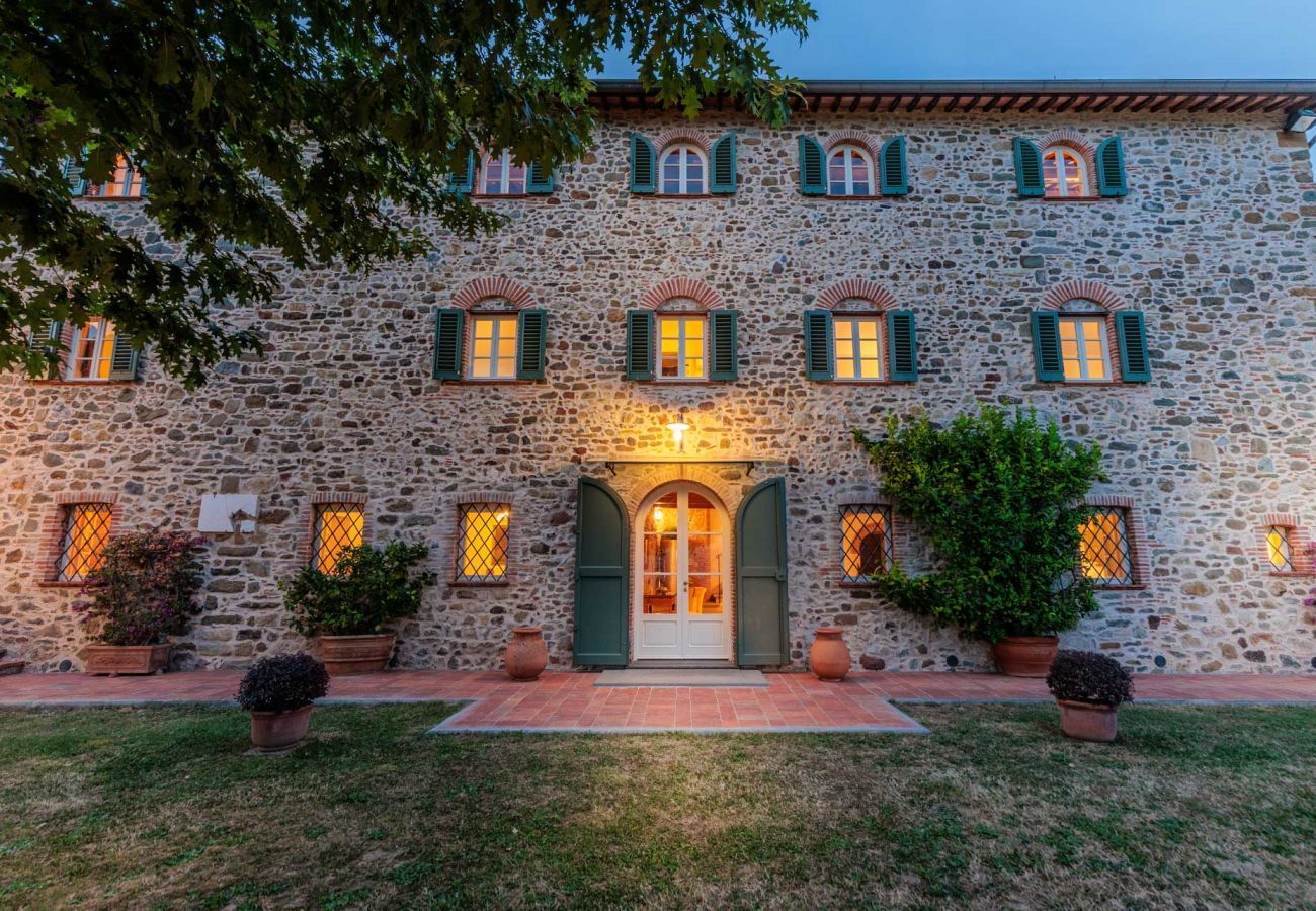 Villa a Lucca - Villa Rapondi, a stone farmhouse with incredible view and private jucuzzi hot tub in Lucca