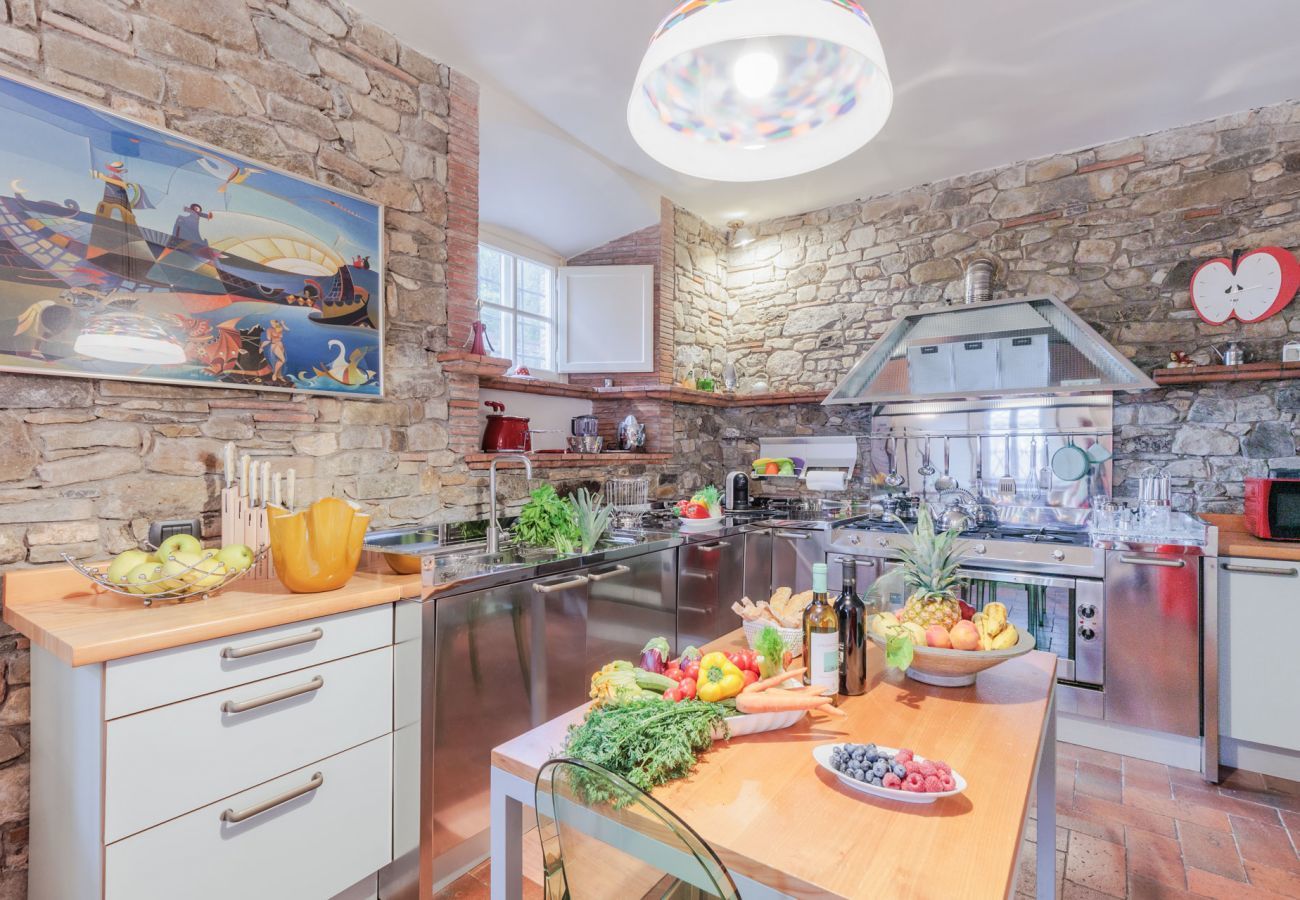 Villa a Lucca - Villa Rapondi, a stone farmhouse with incredible view and private jucuzzi hot tub in Lucca