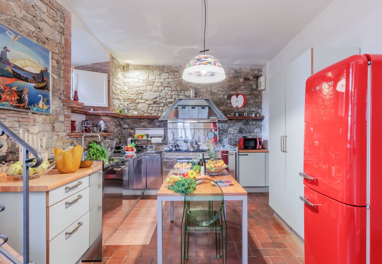Villa a Lucca - Villa Rapondi, a stone farmhouse with incredible view and private jucuzzi hot tub in Lucca
