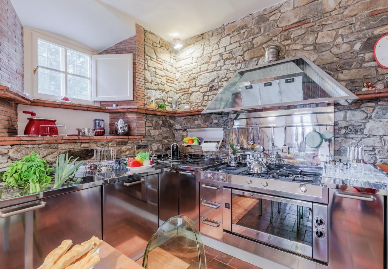 Villa a Lucca - Villa Rapondi, a stone farmhouse with incredible view and private jucuzzi hot tub in Lucca