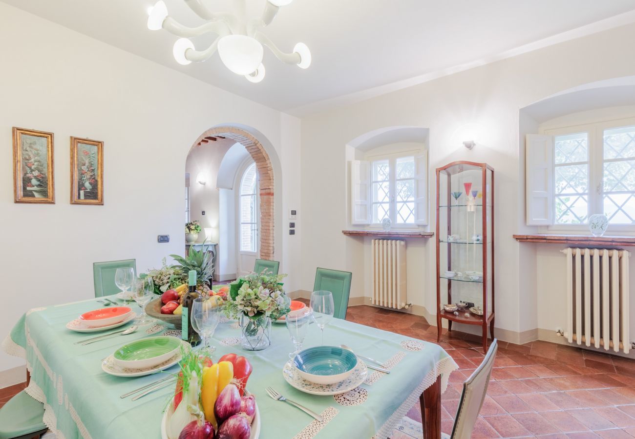 Villa a Lucca - Villa Rapondi, a stone farmhouse with incredible view and private jucuzzi hot tub in Lucca