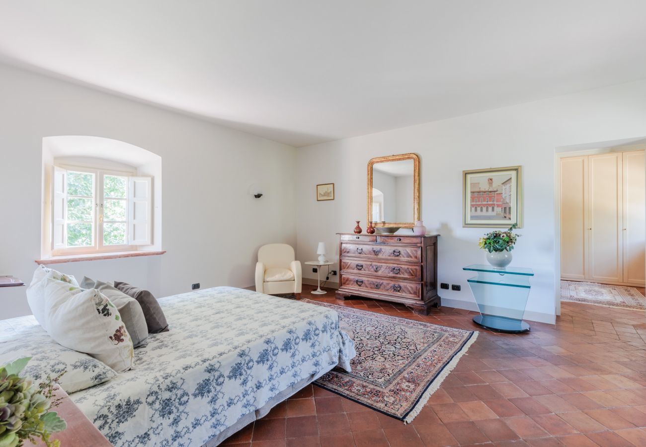Villa a Lucca - Villa Rapondi, a stone farmhouse with incredible view and private jucuzzi hot tub in Lucca