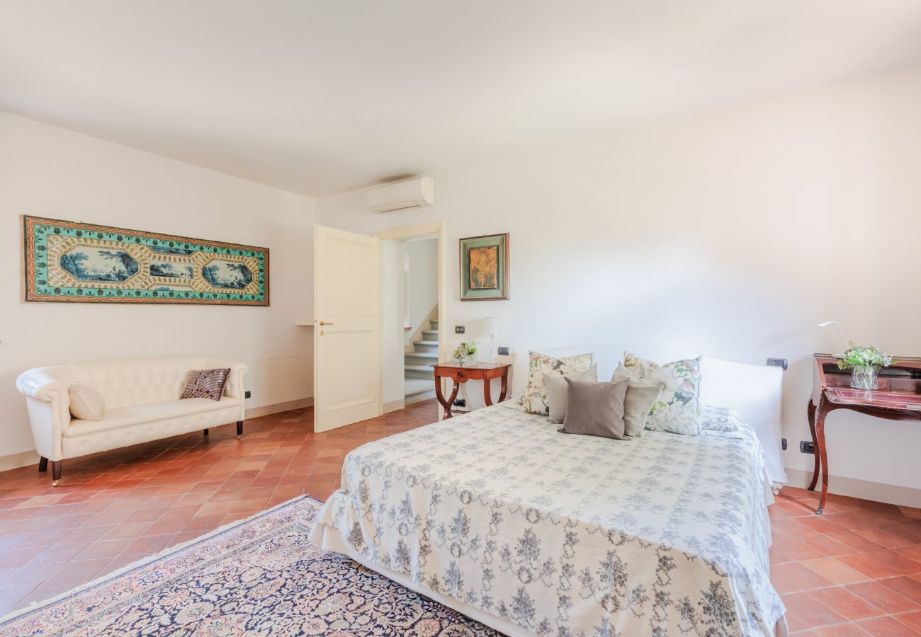 Villa a Lucca - Villa Rapondi, a stone farmhouse with incredible view and private jucuzzi hot tub in Lucca