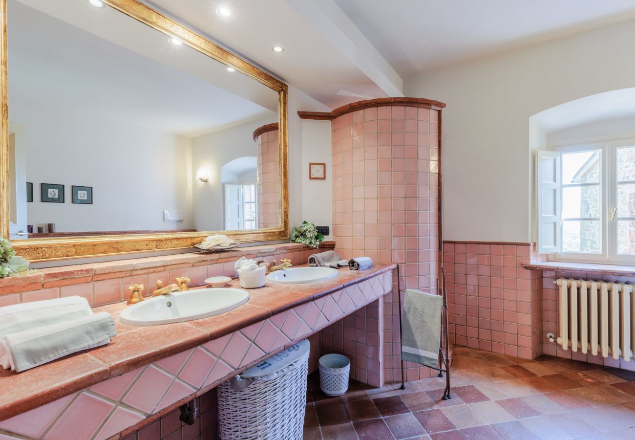 Villa a Lucca - Villa Rapondi, a stone farmhouse with incredible view and private jucuzzi hot tub in Lucca