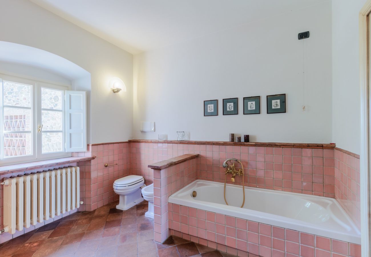 Villa a Lucca - Villa Rapondi, a stone farmhouse with incredible view and private jucuzzi hot tub in Lucca