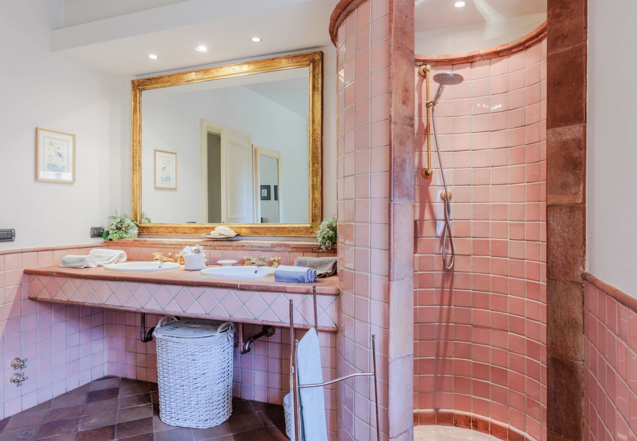 Villa a Lucca - Villa Rapondi, a stone farmhouse with incredible view and private jucuzzi hot tub in Lucca