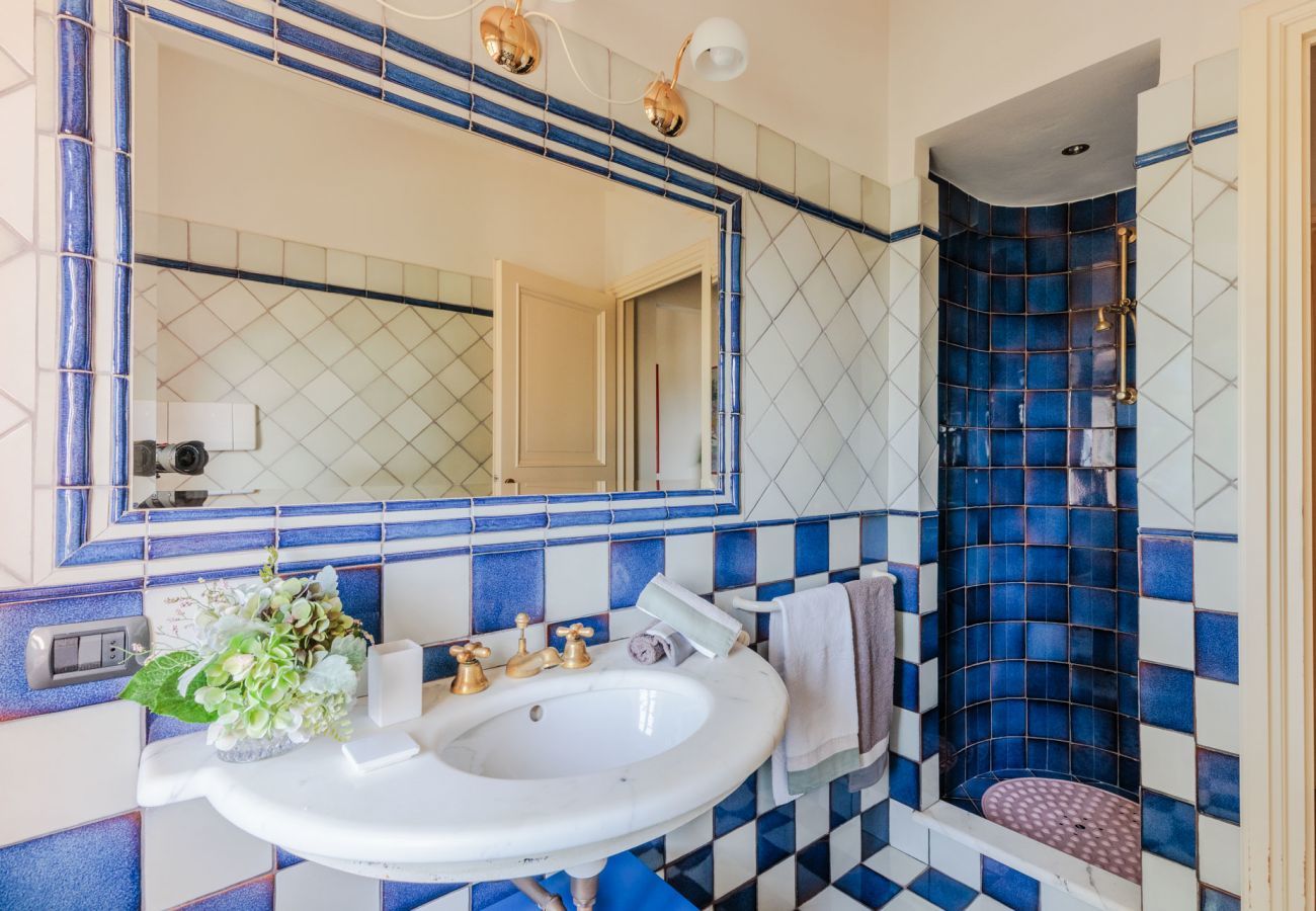 Villa a Lucca - Villa Rapondi, a stone farmhouse with incredible view and private jucuzzi hot tub in Lucca