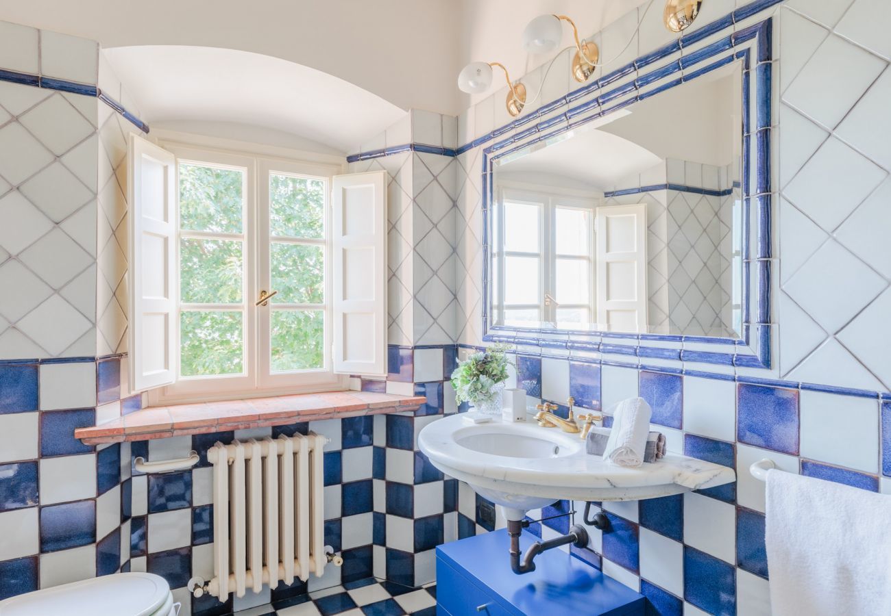 Villa a Lucca - Villa Rapondi, a stone farmhouse with incredible view and private jucuzzi hot tub in Lucca