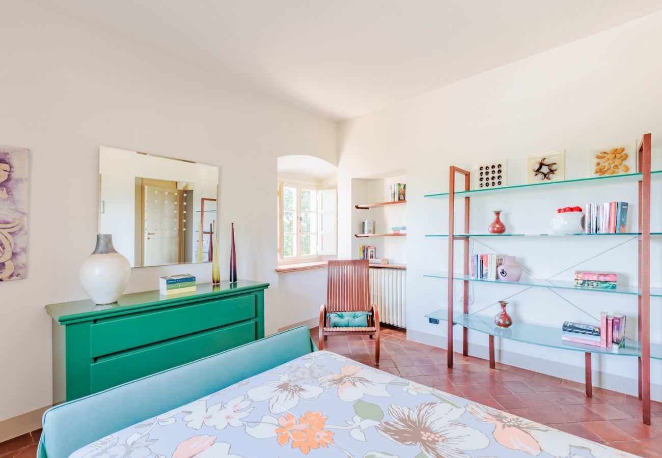 Villa a Lucca - Villa Rapondi, a stone farmhouse with incredible view and private jucuzzi hot tub in Lucca