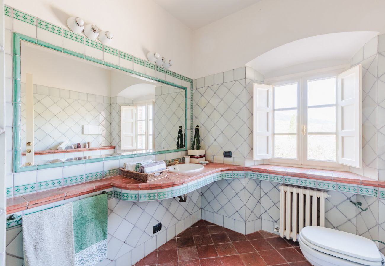 Villa a Lucca - Villa Rapondi, a stone farmhouse with incredible view and private jucuzzi hot tub in Lucca