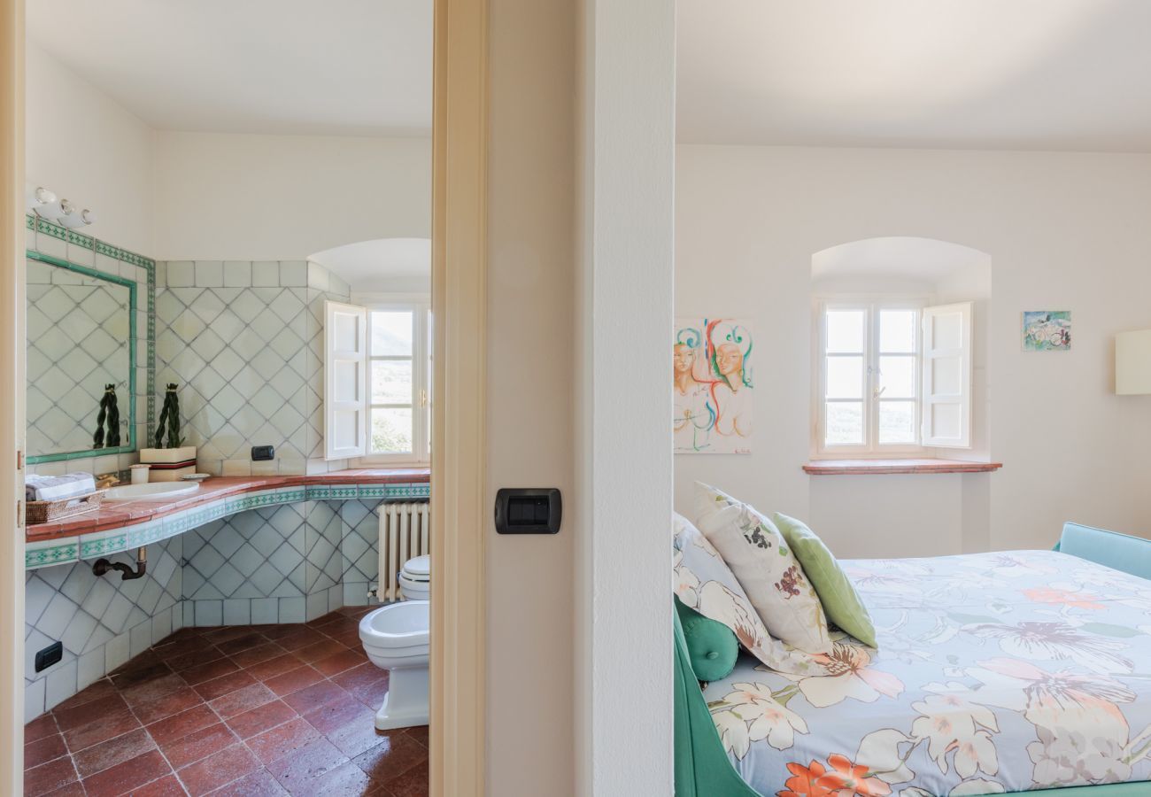 Villa a Lucca - Villa Rapondi, a stone farmhouse with incredible view and private jucuzzi hot tub in Lucca