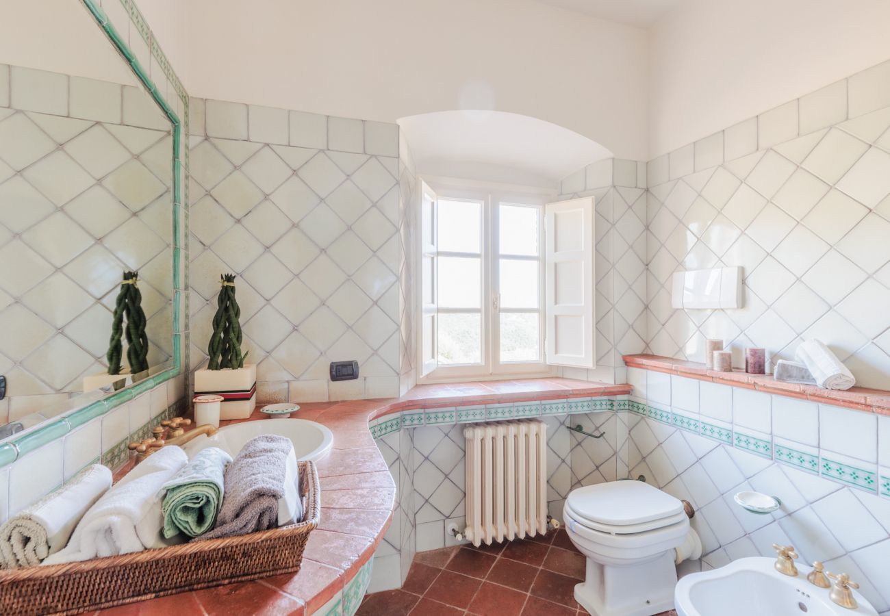 Villa a Lucca - Villa Rapondi, a stone farmhouse with incredible view and private jucuzzi hot tub in Lucca