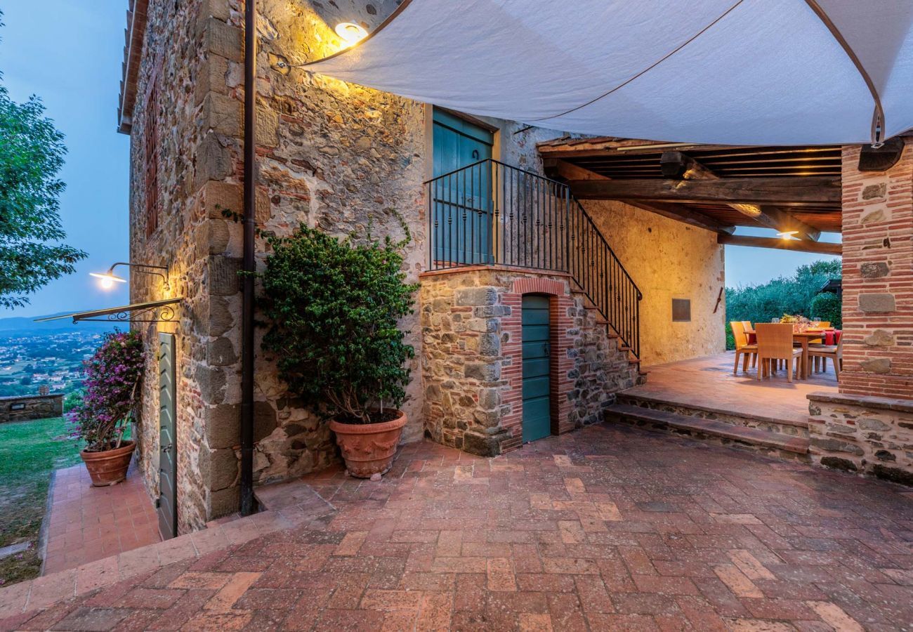 Villa a Lucca - Villa Rapondi, a stone farmhouse with incredible view and private jucuzzi hot tub in Lucca