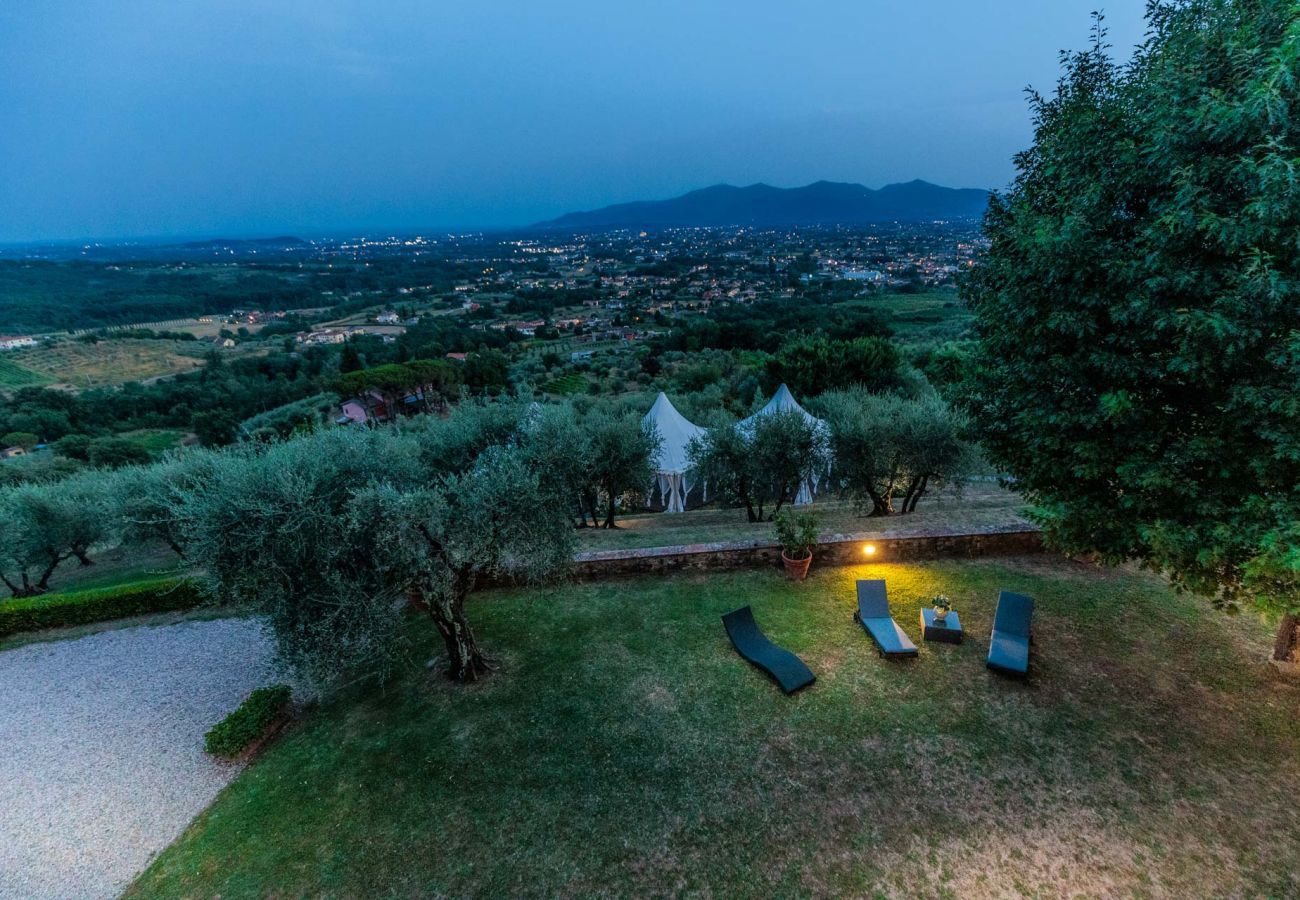 Villa a Lucca - Villa Rapondi, a stone farmhouse with incredible view and private jucuzzi hot tub in Lucca