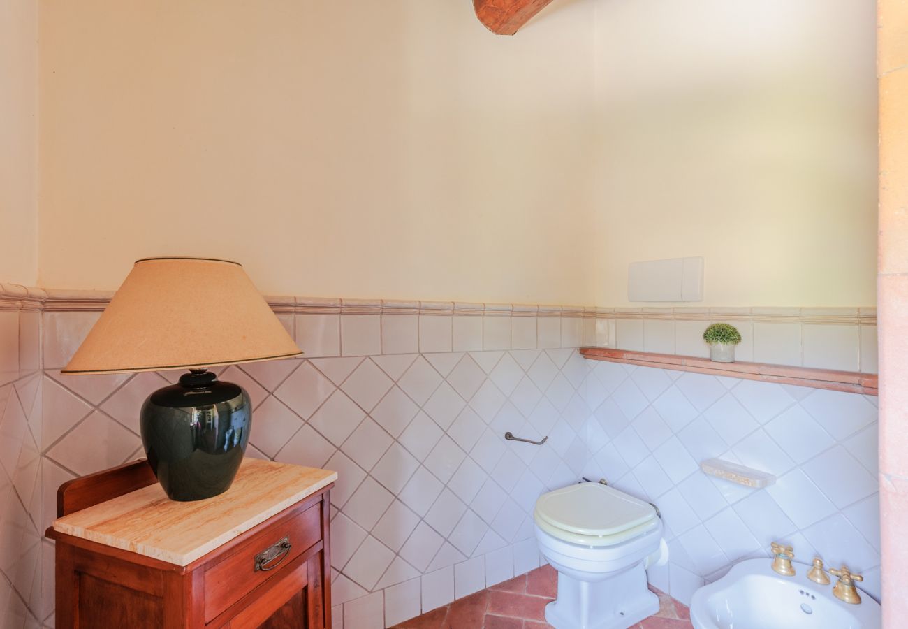 Villa a Lucca - Villa Rapondi, a stone farmhouse with incredible view and private jucuzzi hot tub in Lucca