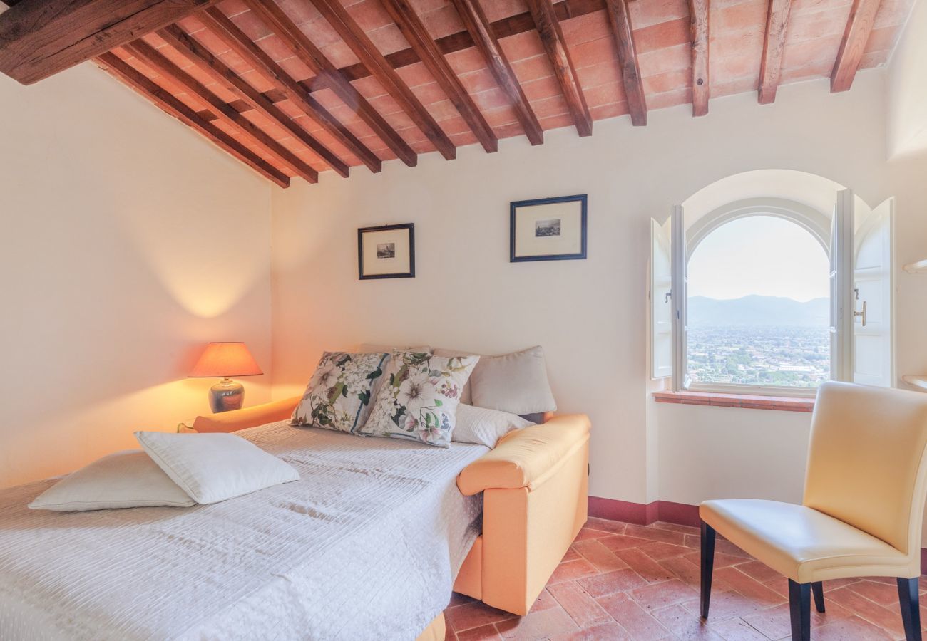 Villa a Lucca - Villa Rapondi, a stone farmhouse with incredible view and private jucuzzi hot tub in Lucca