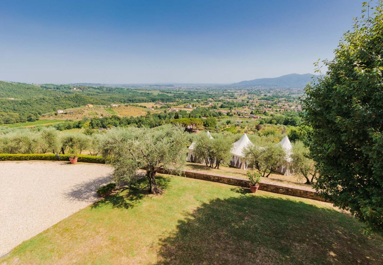 Villa a Lucca - Villa Rapondi, a stone farmhouse with incredible view and private jucuzzi hot tub in Lucca