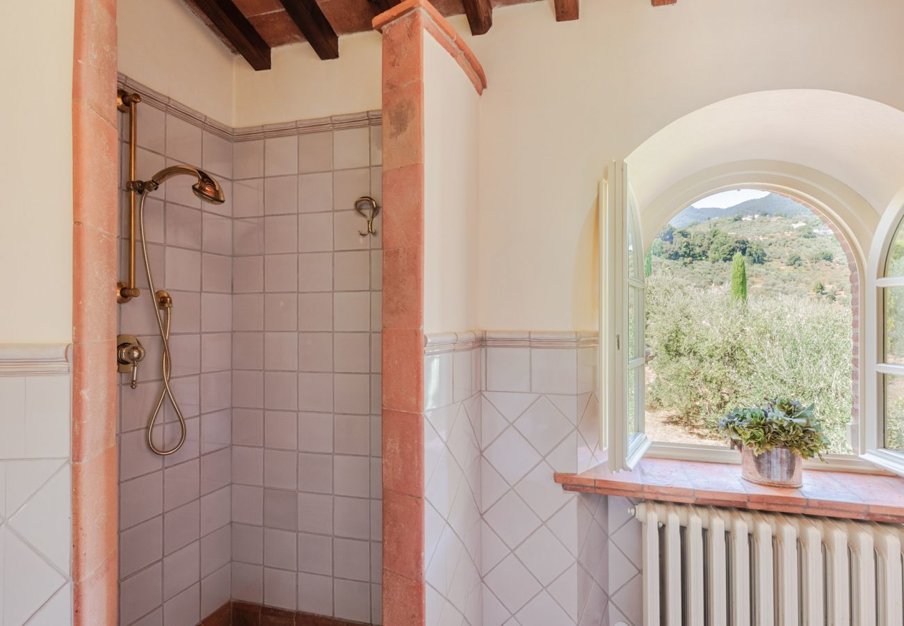 Villa a Lucca - Villa Rapondi, a stone farmhouse with incredible view and private jucuzzi hot tub in Lucca