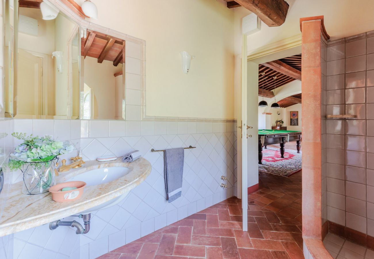 Villa a Lucca - Villa Rapondi, a stone farmhouse with incredible view and private jucuzzi hot tub in Lucca