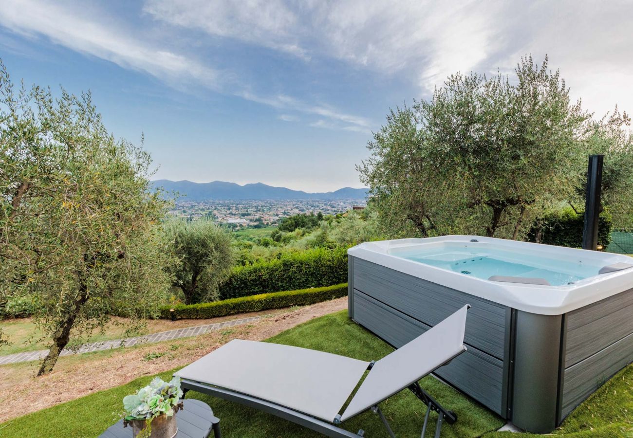 Villa a Lucca - Villa Rapondi, a stone farmhouse with incredible view and private jucuzzi hot tub in Lucca
