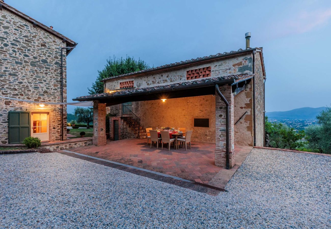 Villa a Lucca - Villa Rapondi, a stone farmhouse with incredible view and private jucuzzi hot tub in Lucca