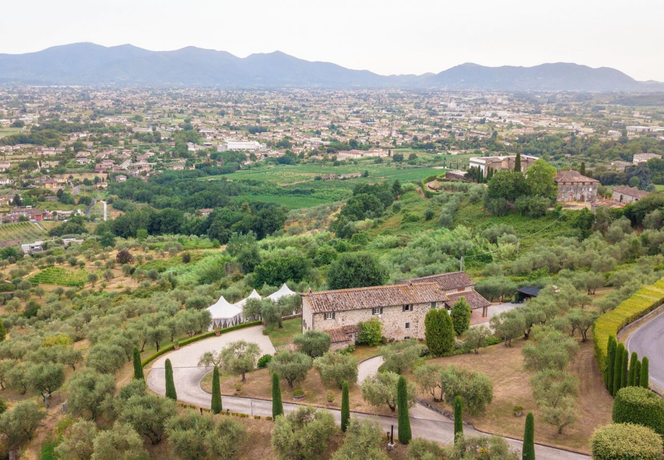Villa a Lucca - Villa Rapondi, a stone farmhouse with incredible view and private jucuzzi hot tub in Lucca