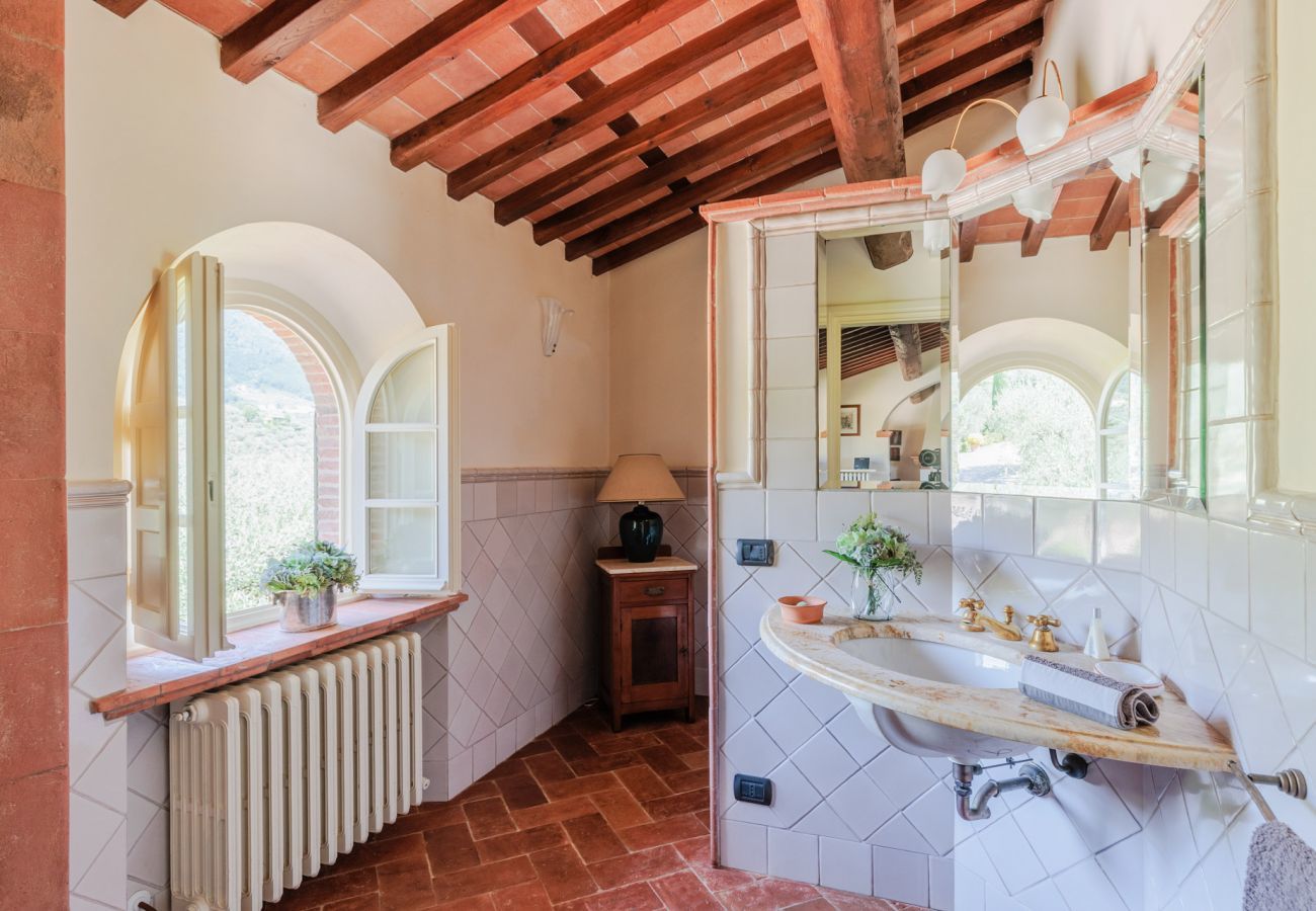 Villa a Lucca - Villa Rapondi, a stone farmhouse with incredible view and private jucuzzi hot tub in Lucca